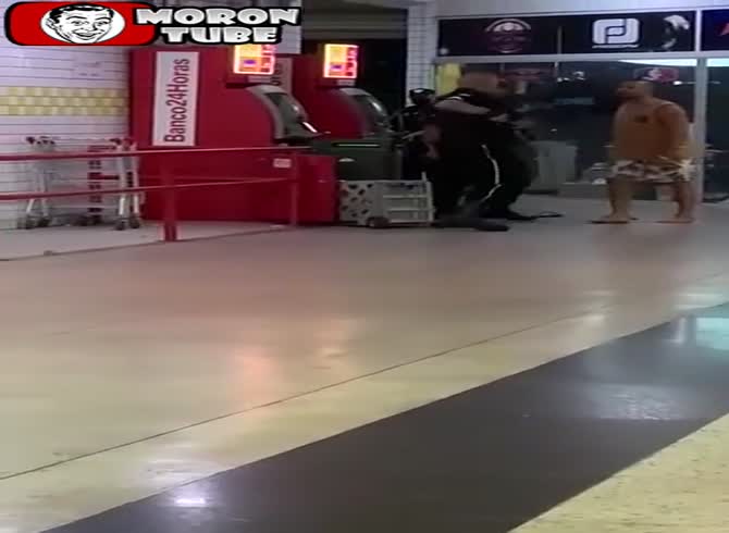 Video :He yells at police officers and gets knocked out with a punch!